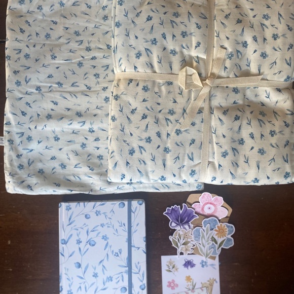 Arya & Mo Duvet Gift Set - Picture 1 of 16